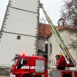 VIDEO: V Děkanském kostela v Písku zasahovali hasiči a záchranáři