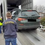 Skupina mužů obrala stát o více než 121 milionů korun. K penězům jim dopomohly taxíky