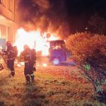 V Úsilném skončilo v noci auto v plamenech. Majitel ho sám uhasit nedokázal