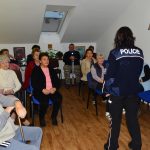 Senioři v Blatné se dozvěděli od policistů, jak nenaletět podvodníkům
