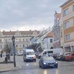 Soud uvalil vazbu na muže, který brutálně zkopal prodavače v Písku. U převozu asistovala zásahovka