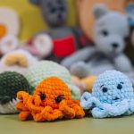 Háčkované hračky od žen z Veselí nad Lužnicí zpříjemní pobyt malým pacientům v budějovické nemocnici