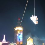 Anděl v podání policisty sklidil v Budějovicích po letu z Černé věže aplaus i obdiv tisíců nadšených diváků