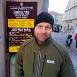Anděl v podání policisty sklidil v Budějovicích po letu z Černé věže aplaus i obdiv tisíců nadšených diváků