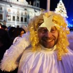 Anděl v podání policisty sklidil v Budějovicích po letu z Černé věže aplaus i obdiv tisíců nadšených diváků