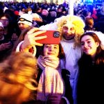 Anděl v podání policisty sklidil v Budějovicích po letu z Černé věže aplaus i obdiv tisíců nadšených diváků