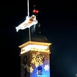Anděl v podání policisty sklidil v Budějovicích po letu z Černé věže aplaus i obdiv tisíců nadšených diváků