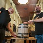 Belgický speciál od českých sládků. Budějovický Budvar a minipivovar Lucky Bastard uvařili limitku Blonde B(l)ond