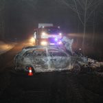 Na Prachaticku nezvládl opilý řidič jízdu na zasněžené silnici. Auto skončilo v plamenech