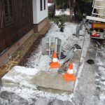Na Prachaticku nezvládl opilý řidič jízdu na zasněžené silnici. Auto skončilo v plamenech