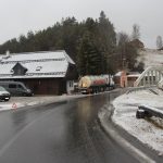 Na Prachaticku nezvládl opilý řidič jízdu na zasněžené silnici. Auto skončilo v plamenech