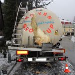 Na Prachaticku nezvládl opilý řidič jízdu na zasněžené silnici. Auto skončilo v plamenech