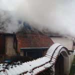 V Zahrádce u Kostelce nad Vltavou hoří podkroví rodinného domu