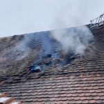 V Zahrádce u Kostelce nad Vltavou hoří podkroví rodinného domu