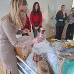 Studenti strakonického gymnázia přinesli dárky pacientům do nemocnice. Projekt si sami vymysleli