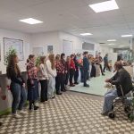 Studenti strakonického gymnázia přinesli dárky pacientům do nemocnice. Projekt si sami vymysleli