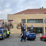 Policejní manévry na Alšově náměstí v Písku. Anonym nahlásil bombu v České spořitelně