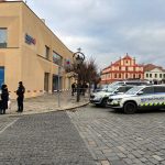 Policejní manévry na Alšově náměstí v Písku. Anonym nahlásil bombu v České spořitelně