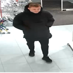 Z jindřichohradecké drogerie zmizely parfémy za více než 14 tisíc. Policie hledá muže z fotografie