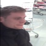 Z jindřichohradecké drogerie zmizely parfémy za více než 14 tisíc. Policie hledá muže z fotografie