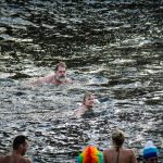 Otava u pivovaru zamrzla, otužilci tak museli pod jez
