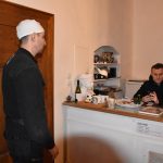V Kominickém muzeu v Záříčí se sešli přátelé na novoroční punč. Objevil se americký kominík i krásná kominice