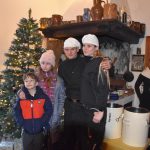 V Kominickém muzeu v Záříčí se sešli přátelé na novoroční punč. Objevil se americký kominík i krásná kominice