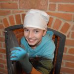 V Kominickém muzeu v Záříčí se sešli přátelé na novoroční punč. Objevil se americký kominík i krásná kominice