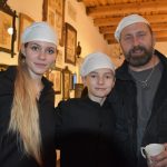 V Kominickém muzeu v Záříčí se sešli přátelé na novoroční punč. Objevil se americký kominík i krásná kominice