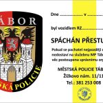 Na špatné parkování upozorňují strážníci v Táboře řidiče nově samolepkou