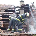 Manipulace se žhavým popelem způsobila požár střechy stodoly v Dolních Novosedlech