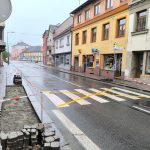 V Milevsku jeden přechod pro chodce vybudovali a druhý vedle zrušili. Do práce se stavbaři pustili v ranní špičce