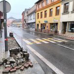 V Milevsku jeden přechod pro chodce vybudovali a druhý vedle zrušili. Do práce se stavbaři pustili v ranní špičce