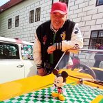 Perličky z přehlídky veteránů na zámku v Třeboni: Svatba v Renaultu, Fantomasův skoro Citroën i Mickey Mouse