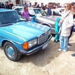 Perličky z přehlídky veteránů na zámku v Třeboni: Svatba v Renaultu, Fantomasův skoro Citroën i Mickey Mouse