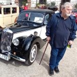 Perličky z přehlídky veteránů na zámku v Třeboni: Svatba v Renaultu, Fantomasův skoro Citroën i Mickey Mouse