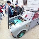 Perličky z přehlídky veteránů na zámku v Třeboni: Svatba v Renaultu, Fantomasův skoro Citroën i Mickey Mouse