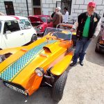 Perličky z přehlídky veteránů na zámku v Třeboni: Svatba v Renaultu, Fantomasův skoro Citroën i Mickey Mouse