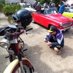 Perličky z přehlídky veteránů na zámku v Třeboni: Svatba v Renaultu, Fantomasův skoro Citroën i Mickey Mouse