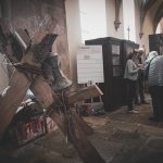 Mírový zvon a ostnatý drát. Slavnosti svobody v Písku završuje neobvyklá výstava německého umělce