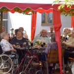 Slávisté potěšili seniory – darovali jim dva velké párty stany