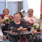 Slávisté potěšili seniory – darovali jim dva velké párty stany