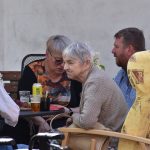 Slávisté potěšili seniory – darovali jim dva velké párty stany