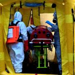 AKTUALIZOVÁNO: Záchranáři a hasiči informují o transportu pacienta s podezřením na ebolu. V táborské nemocnici dezinfikovali personál i prostory