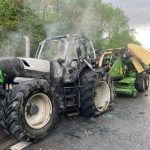 Požár traktoru a balíkovače způsobil třímilionovou škodu