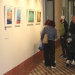 Výstava v Městské knihovně v Písku představuje díla vozíčkářů, kteří malují a fotí