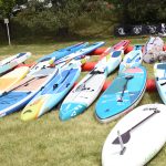Mezi jezy potřetí. Závod v Sezimově Ústí přilákal vysoký počet paddleboardistů
