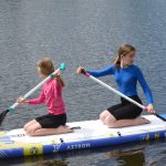 Mezi jezy potřetí. Závod v Sezimově Ústí přilákal vysoký počet paddleboardistů