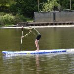 Mezi jezy potřetí. Závod v Sezimově Ústí přilákal vysoký počet paddleboardistů