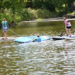 Mezi jezy potřetí. Závod v Sezimově Ústí přilákal vysoký počet paddleboardistů